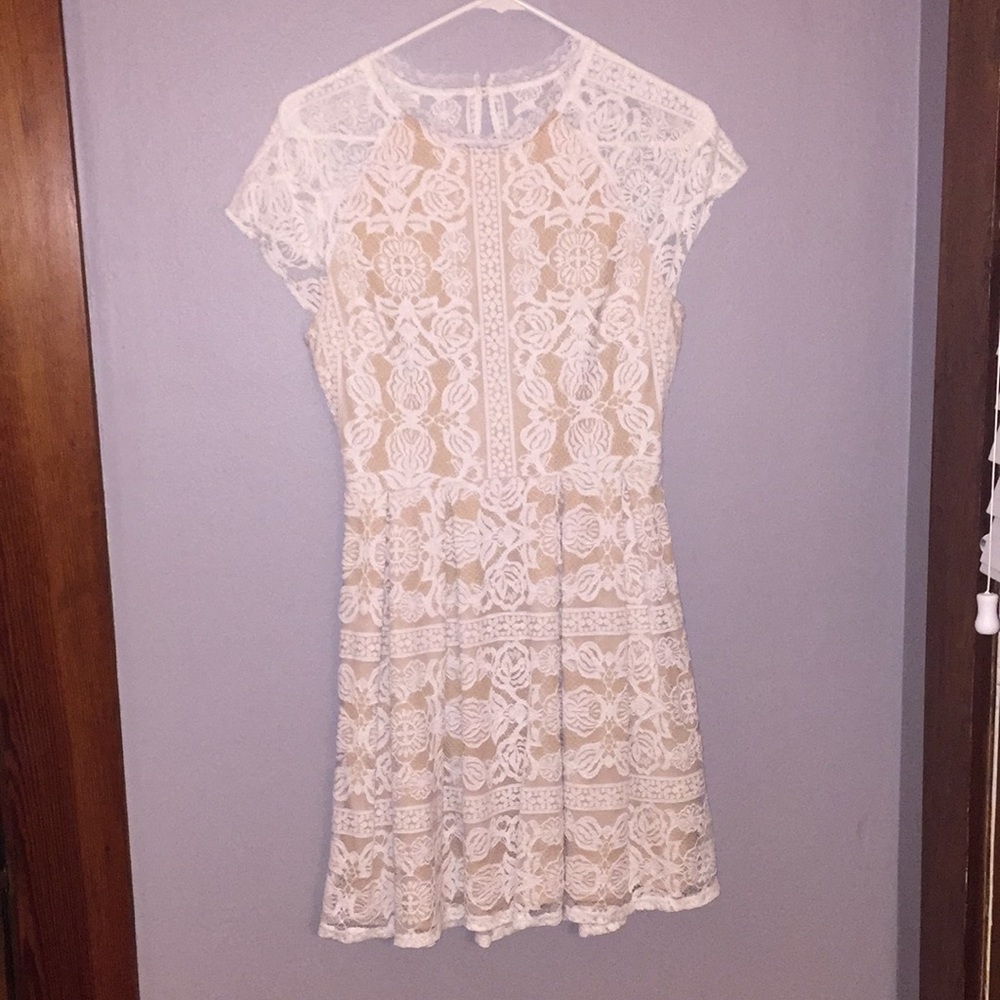 Lace Open-Back Dress 👗